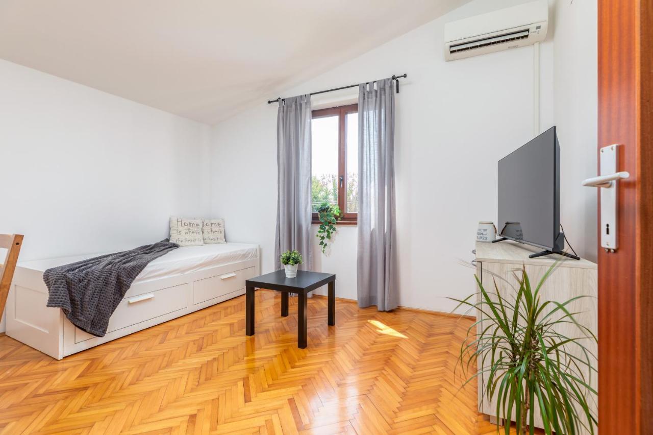 Apartment Tesic Close To The Sea With Shared 4Xbicycles Fazana Bagian luar foto