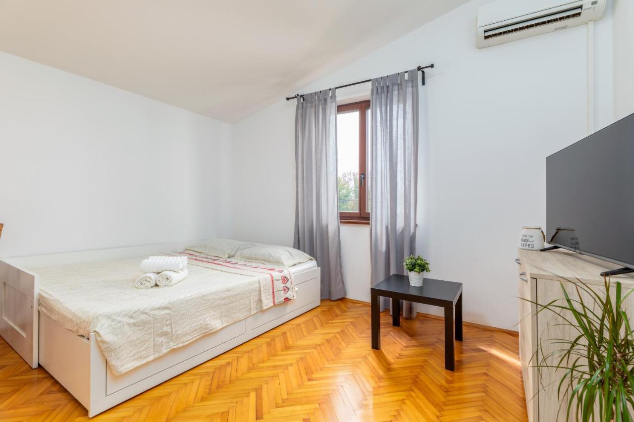 Apartment Tesic Close To The Sea With Shared 4Xbicycles Fazana Bagian luar foto