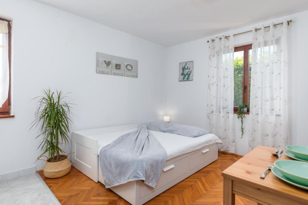 Apartment Tesic Close To The Sea With Shared 4Xbicycles Fazana Bagian luar foto