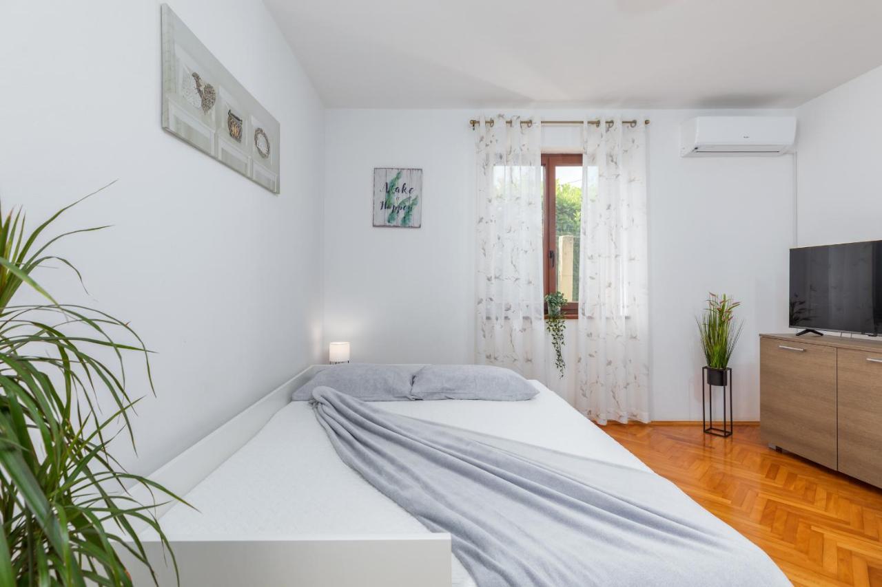 Apartment Tesic Close To The Sea With Shared 4Xbicycles Fazana Bagian luar foto