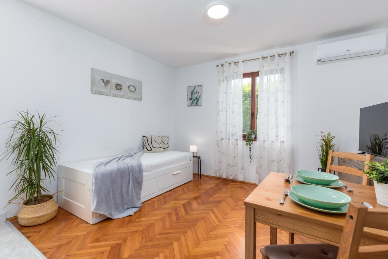 Apartment Tesic Close To The Sea With Shared 4Xbicycles Fazana Bagian luar foto