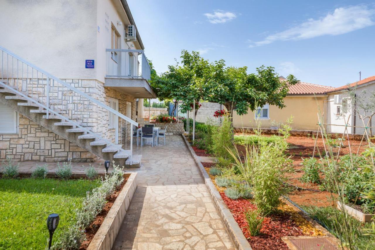 Apartment Tesic Close To The Sea With Shared 4Xbicycles Fazana Bagian luar foto